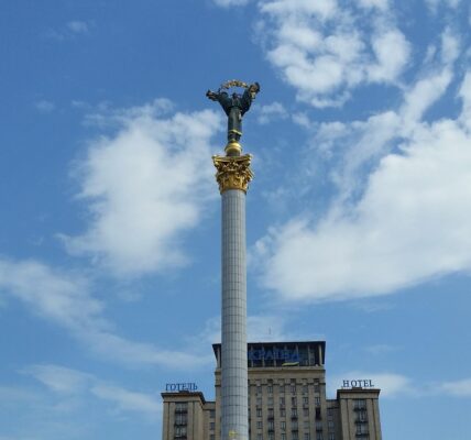 Statua na Placu Niepodległości w Kijowie (Majdan Niezależnosti) zwana Berehynia (ukr. Берегиня). Przedstawia ona kobiecą postać – opiekunkę i symbol matczynej ochrony – trzymającą gałązkę kaliny. Posąg znajduje się na wysokiej kolumnie. W tle widać postsowiecki monumentalny budynek Hotel Ukraina