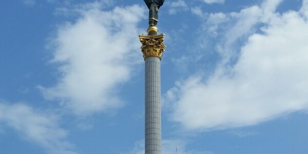 Statua na Placu Niepodległości w Kijowie (Majdan Niezależnosti) zwana Berehynia (ukr. Берегиня). Przedstawia ona kobiecą postać – opiekunkę i symbol matczynej ochrony – trzymającą gałązkę kaliny. Posąg znajduje się na wysokiej kolumnie. W tle widać postsowiecki monumentalny budynek Hotel Ukraina