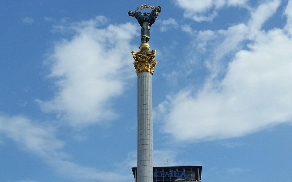 Statua na Placu Niepodległości w Kijowie (Majdan Niezależnosti) zwana Berehynia (ukr. Берегиня). Przedstawia ona kobiecą postać – opiekunkę i symbol matczynej ochrony – trzymającą gałązkę kaliny. Posąg znajduje się na wysokiej kolumnie. W tle widać postsowiecki monumentalny budynek Hotel Ukraina